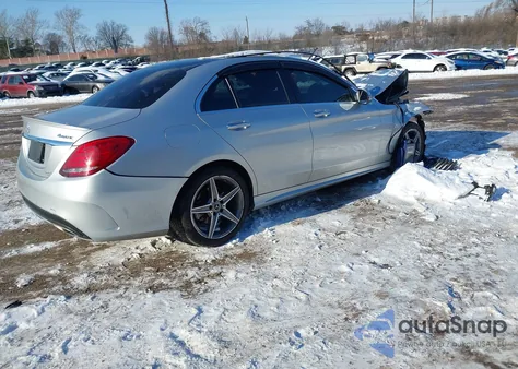 2018 Mercedes-Benz C 300 4Matic z USA, uszkodzony, nr VIN 55SWF4KBXJU276976
